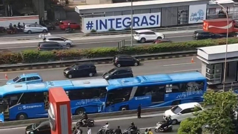 Penampakan Kecelakaan Maut Transjakarta : Sopir Dan 2 Penumpang Tewas