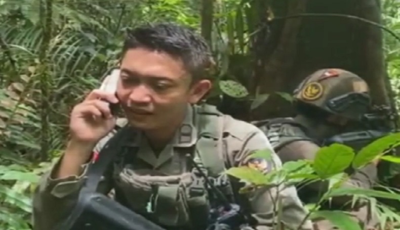 Viral Anggota Brimob Azankan Bayinya dari Hutan Lewat Ponsel, Bikin Netizen Nangis