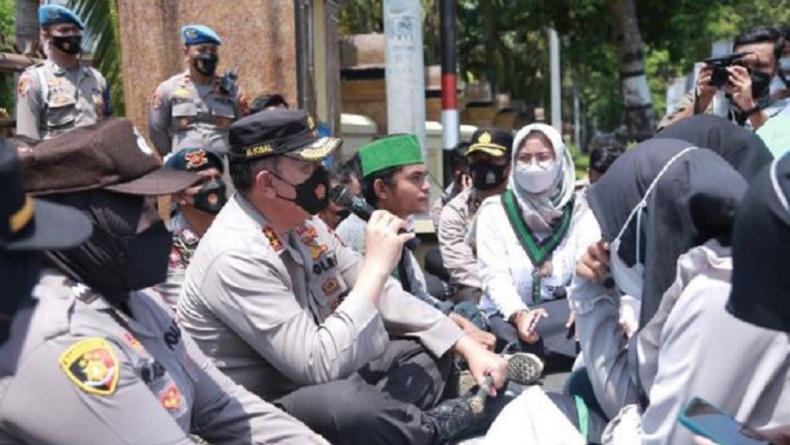 title Evaluasi Anggota saat Amankan Unjuk Rasa, Kapolda NTB: Polisi Jangan Mudah Emosi Evaluasi Anggota saat Amankan Unjuk Rasa, Kapolda NTB: Polisi Jangan Mudah Emosi