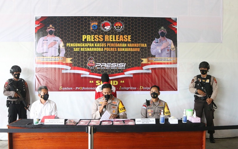 title Ungkap Sindikat Narkotika Jaringan Internasional, Polres Banjarbaru Sita Ratusan Gram Sabu Ungkap Sindikat Narkotika Jaringan Internasional, Polres Banjarbaru Sita Ratusan Gram Sabu
