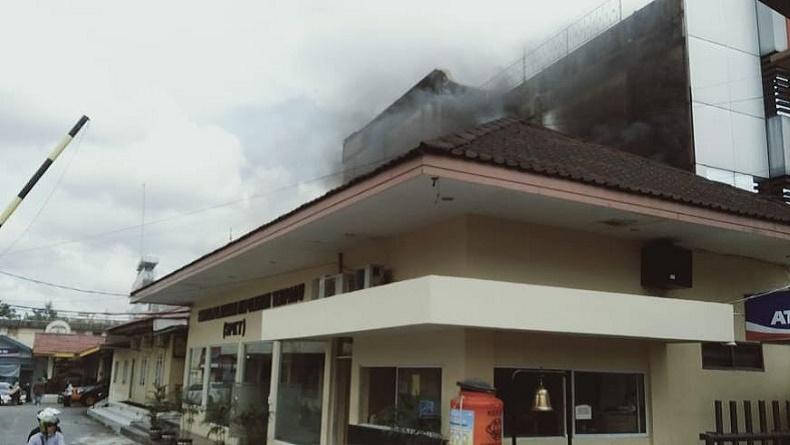 Kebakaran di Polresta Pekanbaru, Asap Hitam Muncul dari Gedung SPKT