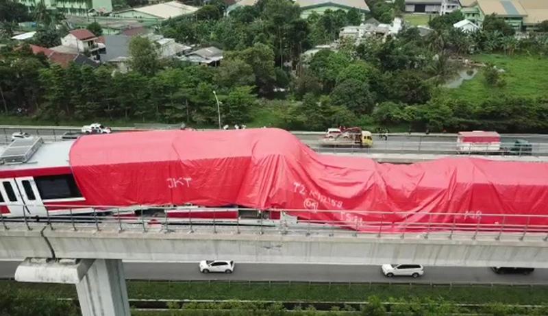 Penampakan dari Udara Kecelakaan LRT, 2 Gerbong Menumpuk Ditutup Terpal Merah - Bagian 2