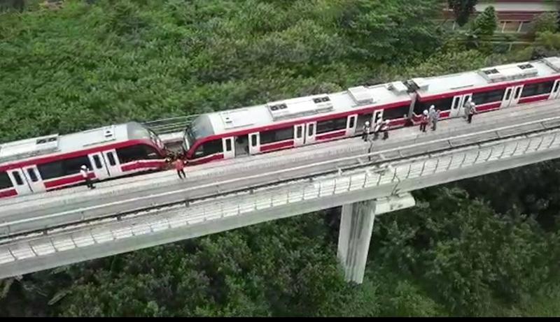 Penampakan dari Udara Kecelakaan LRT, 2 Gerbong Menumpuk Ditutup Terpal Merah - Bagian 5