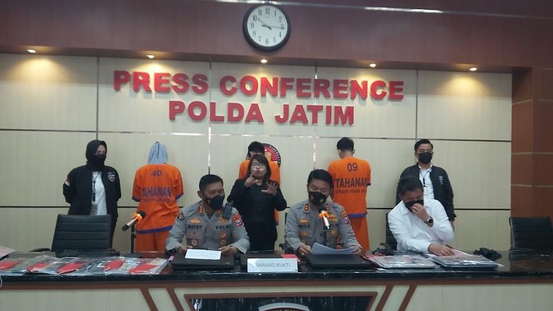 title Gerebek Pinjol Ilegal di Surabaya, Polda Jatim Tetapkan 3 Tersangka  Gerebek Pinjol Ilegal di Surabaya, Polda Jatim Tetapkan 3 Tersangka