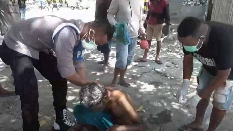 title Momen Haru Polisi Rawat dan Mandikan ODGJ di Jalan: Kasihan, Dia Ini Juga Manusia Momen Haru Polisi Rawat dan Mandikan ODGJ di Jalan: Kasihan, Dia Ini Juga Manusia
