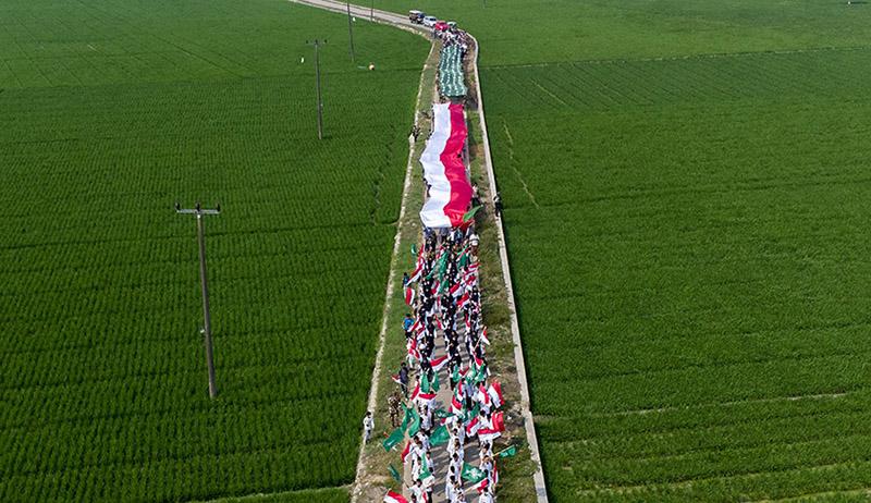 Ratusan Santri Bawa Bendera Merah Putih dan NU di Tengah Sawah Desa Ciwulan - Bagian 1