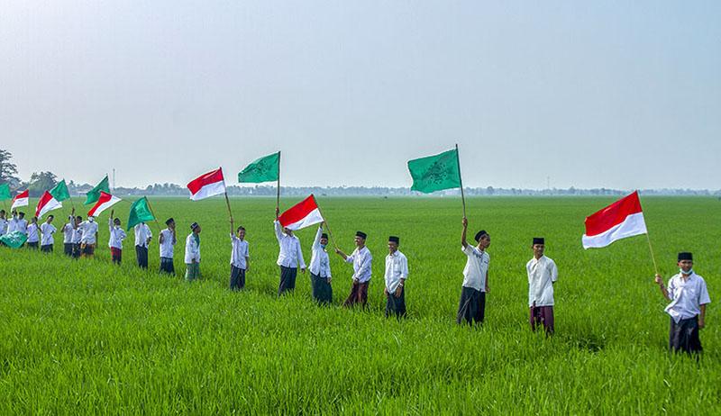 Ratusan Santri Bawa Bendera Merah Putih dan NU di Tengah Sawah Desa Ciwulan - Bagian 3