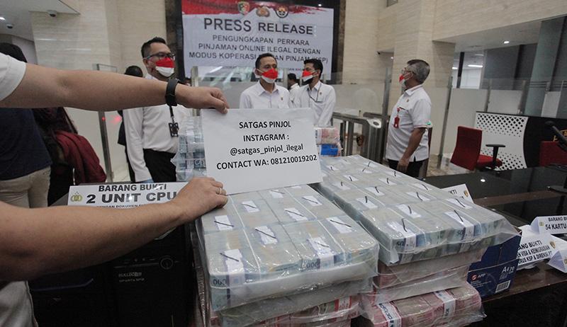 Bareskrim Polri Pamer Uang Puluhan Miliar Rupiah dari Kasus Pinjol Ilegal - Bagian 2