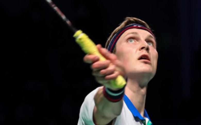 Detik-Detik Viktor Axelsen Pamer Pukulan Sakti di Final Denmark Open, Kento Momota Tersenyum