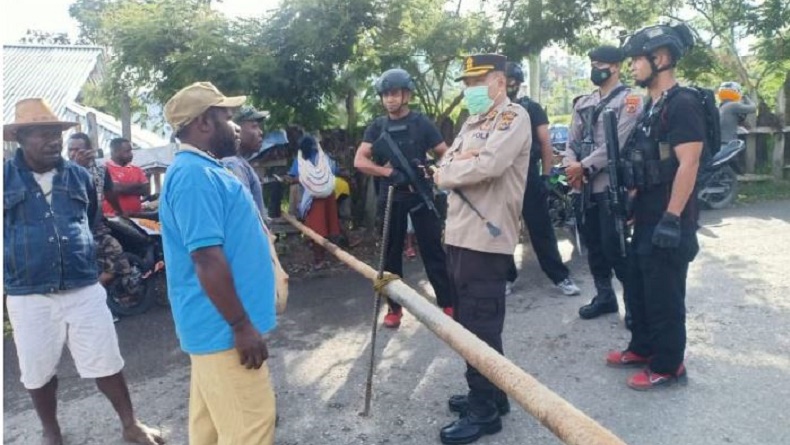 Kades dan Warga Tolikara Palang Jalan, Tuntut Bupati Cairkan Gaji dan Honor Perangkat