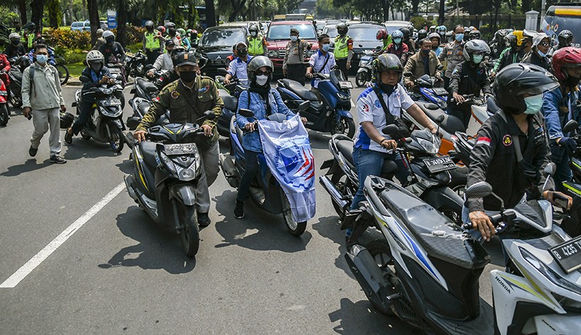 Ratusan Buruh Tuntut Pemerintah Naikkan UMP Sebesar 10 Persen Tahun Depan - Bagian 3