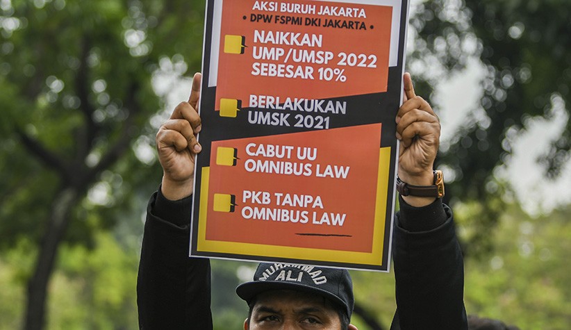 Ratusan Buruh Tuntut Pemerintah Naikkan UMP Sebesar 10 Persen Tahun Depan - Bagian 1