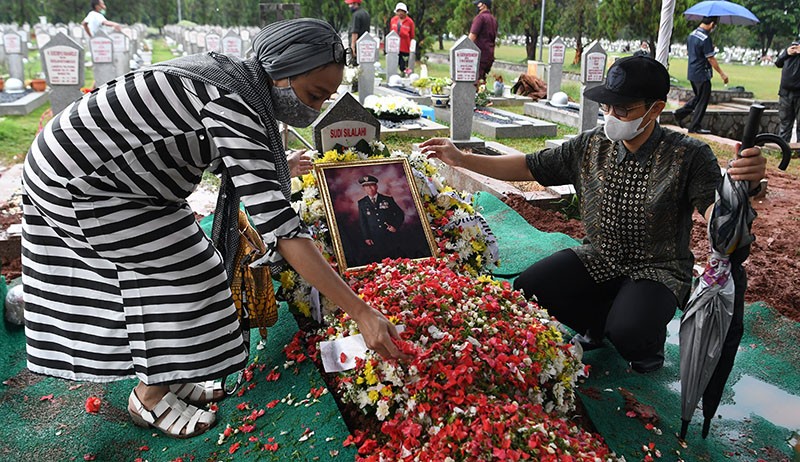 SBY-JK Hadiri Pemakaman Sudi Silalahi, Mahfud MD Jadi Inspektur Upacara - Bagian 1