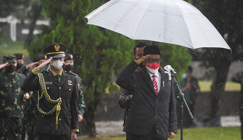 SBY-JK Hadiri Pemakaman Sudi Silalahi, Mahfud MD Jadi Inspektur Upacara - Bagian 3