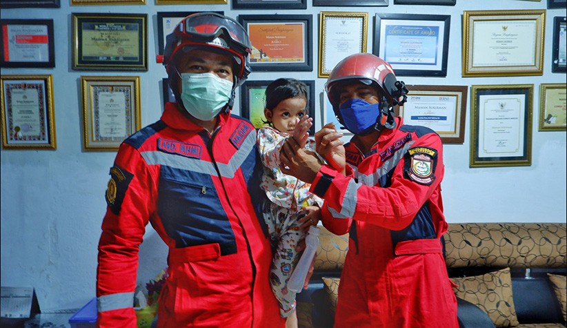 Bikin Ngilu, Begini Momen Damkar Potong Cincin yang Tersangkut di Jari Anak Kecil - Bagian 4