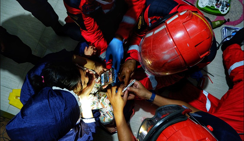 Bikin Ngilu, Begini Momen Damkar Potong Cincin yang Tersangkut di Jari Anak Kecil - Bagian 3