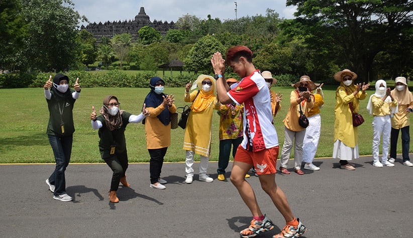 Lari Keliling Candi Borobudur 30 Putaran Tanpa Henti, Pria Ini Ciptakan Rekor - Bagian 2
