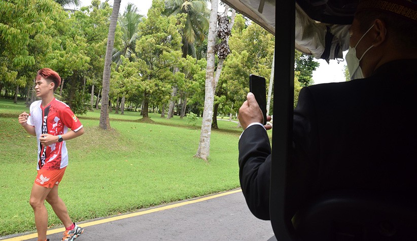 Lari Keliling Candi Borobudur 30 Putaran Tanpa Henti, Pria Ini Ciptakan Rekor - Bagian 5