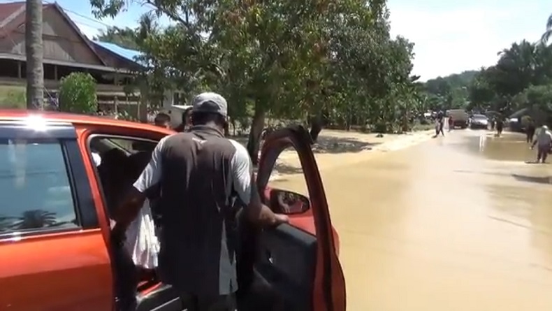 Banjir Rendam 65 Rumah di Mamuju, Jalan Trans Sulawesi Lumpuh