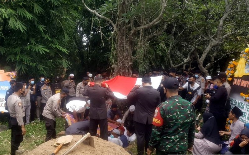 title Muncul Dugaan Motif Asmara Polisi Tembak Rekan, Kapolres Lotim:  HP Istri Pelaku Disita Muncul Dugaan Motif Asmara Polisi Tembak Rekan, Kapolres Lotim:  HP Istri Pelaku Disita