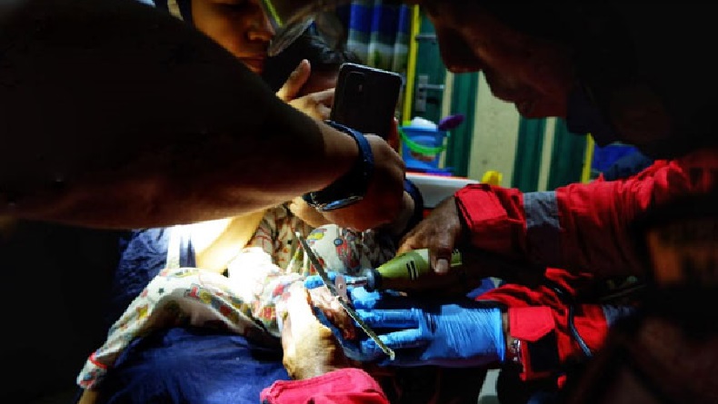 title Dinas Damkar Bantu Lepaskan Cincin Anak yang Bikin Jari Bengkak Dinas Damkar Bantu Lepaskan Cincin Anak yang Bikin Jari Bengkak