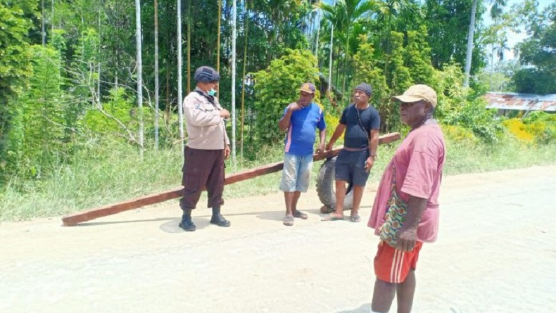 Polisi Negosiasi dengan Warga agar Buka Palang di Jalan Raya Sarmi