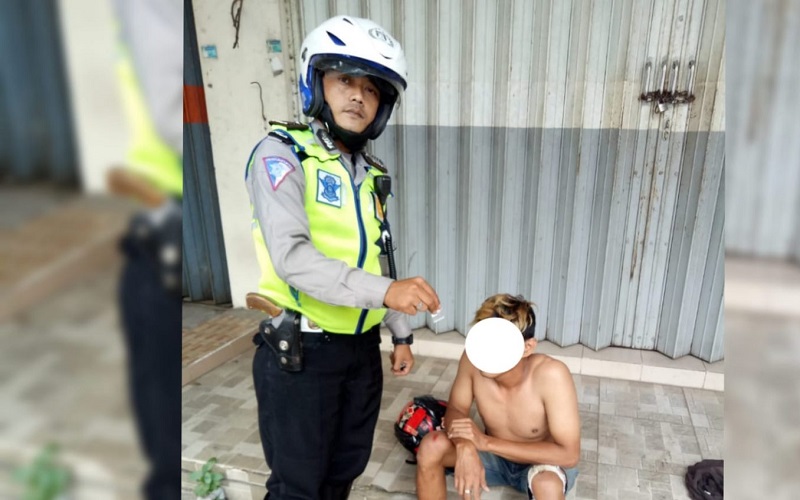 Dibuntuti Gegara Asyik Main HP saat Naik Motor, Pria Banjarmasin Ini Ternyata Bawa Sabu