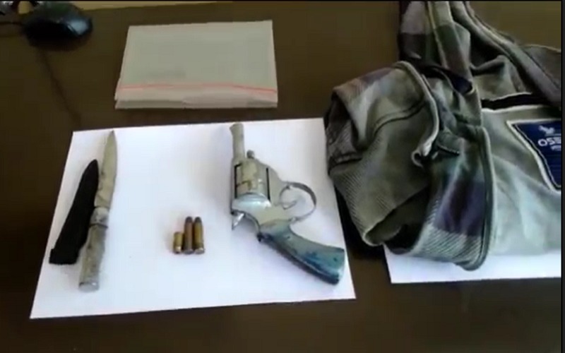 Tenteng Pistol Takuti Warga Desa, Pemuda Ini Tertunduk Ditangkap Polisi 