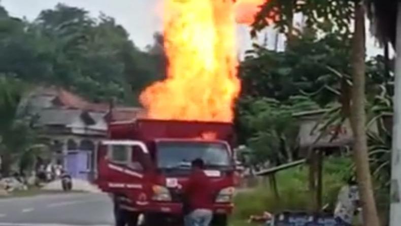 title Truk Pengangkut Elpiji Terbakar di Desa Serdang Truk Pengangkut Elpiji Terbakar di Desa Serdang