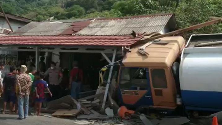Truk Tangki Tabrak Warung di Cilegon, Sopir Tewas 2 Luka-Luka