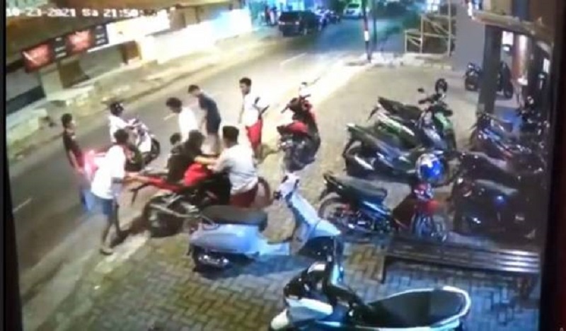 Viral Pemuda di Probolinggo Dianiaya hingga Terjungkal dari Motor 