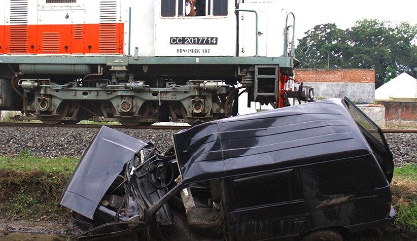 Penampakan Minibus Ringsek Ditabrak Kereta Api di Malang - Bagian 1
