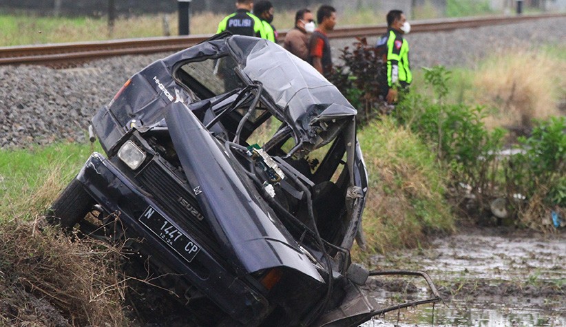 Penampakan Minibus Ringsek Ditabrak Kereta Api di Malang - Bagian 2