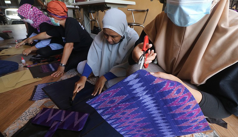 Latihan Membuat Tas Berbahan Kain Tenun Ikat Khas Kediri - Bagian 1