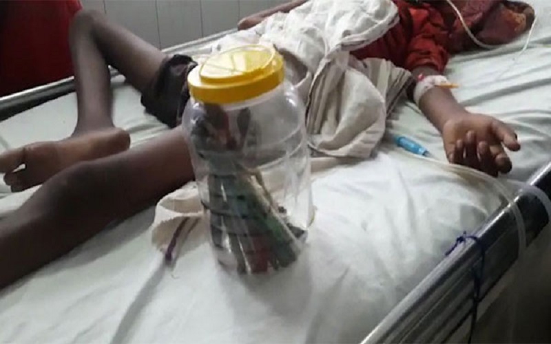 Setop Makan Tanah, Anak Ini Telan Sikat Gigi dan Paku untuk Penyembuhan 