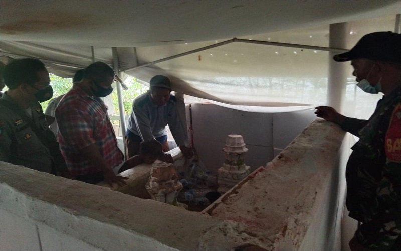 Geger Bayi Dibuang di Bawah Nisan Kuburan Tanpa Pakaian 