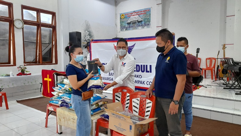Gerkindo Berikan Bantuan Sembako dan Alkitab kepada Masyarakat Karombasan