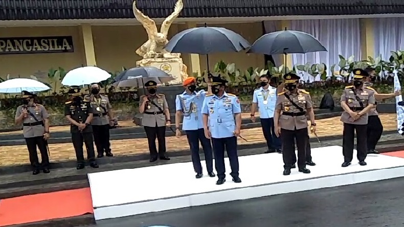 Kapolri dan Panglima TNI Tutup Pendidikan Sespimti dan Bagikan Bansos di Lembang KBB