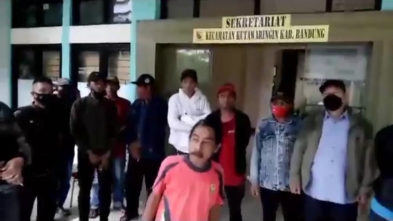 Honor Belum Dibayar, Puluhan Ketua RT-RW Geruduk Kantor Kecamatan Kutawaringin Bandung