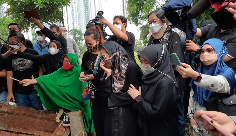 Suasana Haru Pemakaman Musisi Legendaris Oddie Agam - Bagian 1