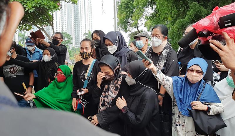 Suasana Haru Pemakaman Musisi Legendaris Oddie Agam - Bagian 2