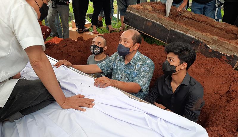 Suasana Haru Pemakaman Musisi Legendaris Oddie Agam - Bagian 3
