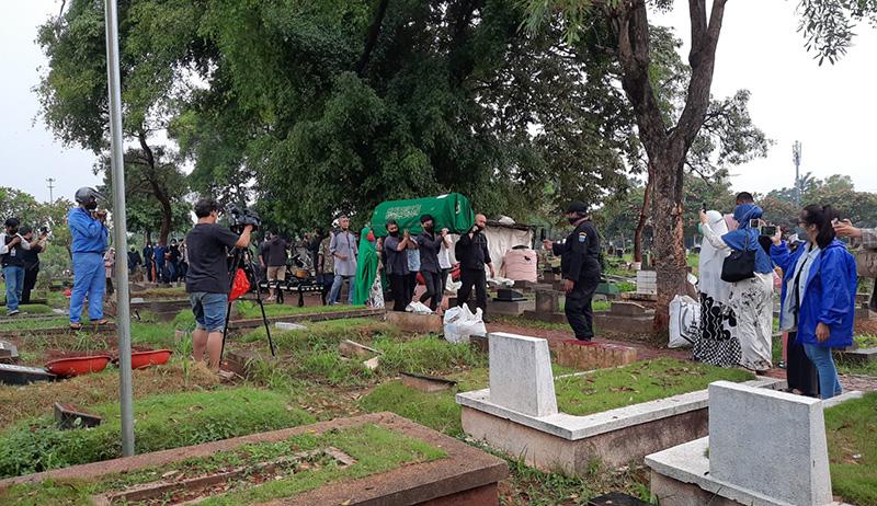 Suasana Haru Pemakaman Musisi Legendaris Oddie Agam - Bagian 4