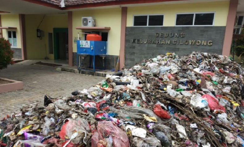 title Protes Sampah Kiriman Tangsel, Warga Buang Balik ke Kantor Kelurahan-Kecamatan  Protes Sampah Kiriman Tangsel, Warga Buang Balik ke Kantor Kelurahan-Kecamatan