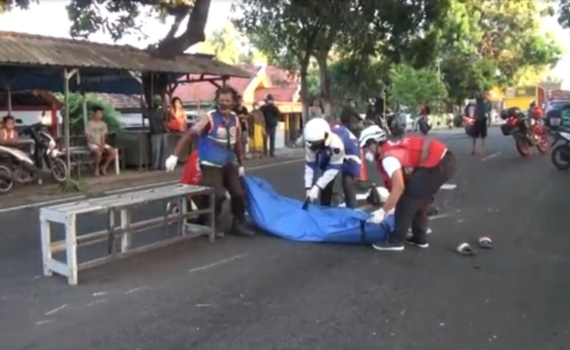 2 Pemotor di Mojokerto Tabrakan, 1 Tewas Terlindas Truk 1 Patah Lengan