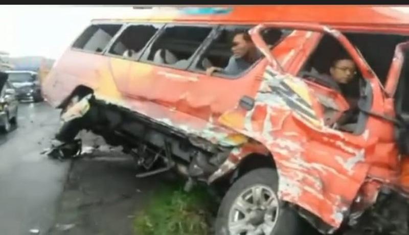 2 Mobil Travel Bertabrakan di Jalan Raya Buntu Banyumas, Kedua Sopir Terjepit