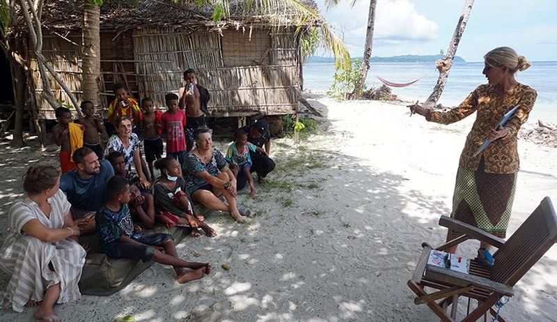 Potret Bule Cantik Asal Belanda Jadi Pengajar di Raja Ampat - Bagian 1