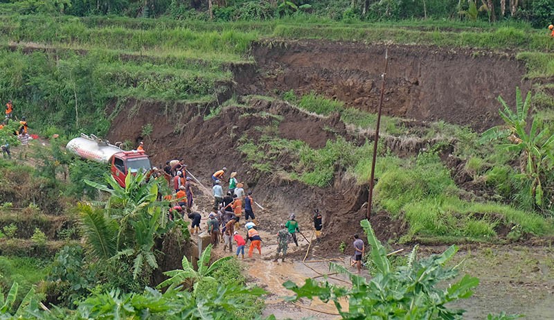 Tebing 15 Meter Longsor Tutup Akses Jalan Kabupaten Magelang - Temanggung - Bagian 2
