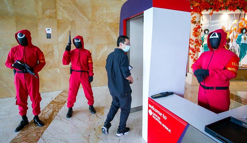 Pakai Kostum Merah dan Menenteng Senjata, Para Petugas Keamanan Keliling Mal - Bagian 3