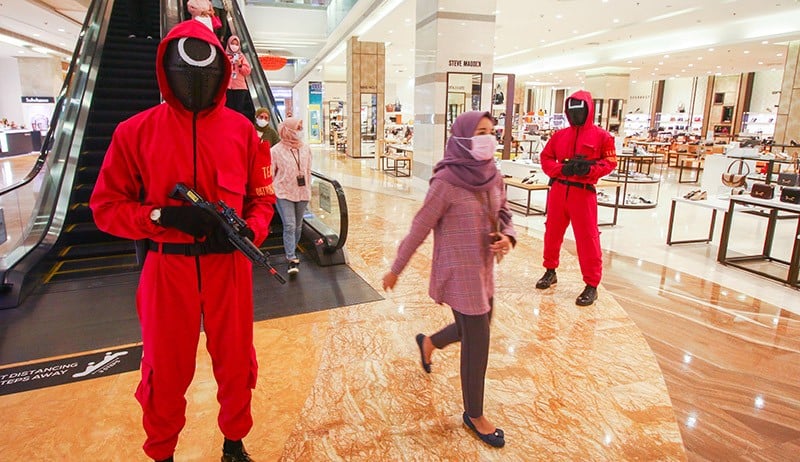 Pakai Kostum Merah dan Menenteng Senjata, Para Petugas Keamanan Keliling Mal - Bagian 2